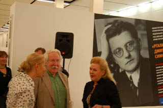 Свиблова, Хржановский и Ирина Шнитке на фоне портрета Шостаковича