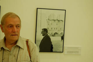  Ахломов Виктор на фоне своей фотографии Шостаковича
