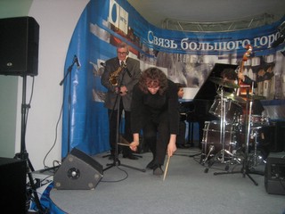 Севастьянов играет на ударных и на полу