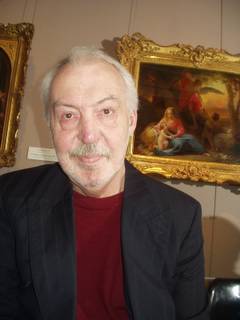 Портрет Андрея Битова на фоне старой живописи