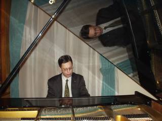 Алексей Сканави за роялем
